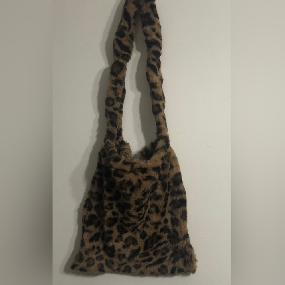 Shoulder crossbody bag very soft Sherpa Leopard brow.size 13” L X 14” - Picture 2 of 3